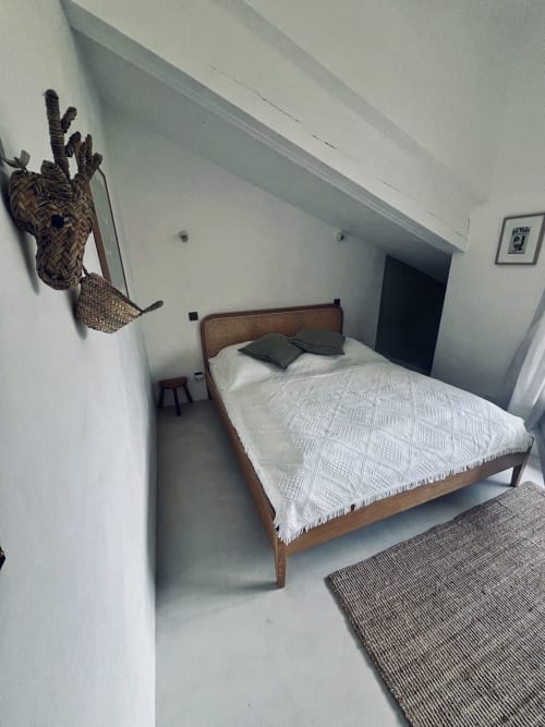 Chambre spacieuse à la villa RJD Conciergerie à Grasse avec lit en bois, draps blancs et vue sur les montagnes