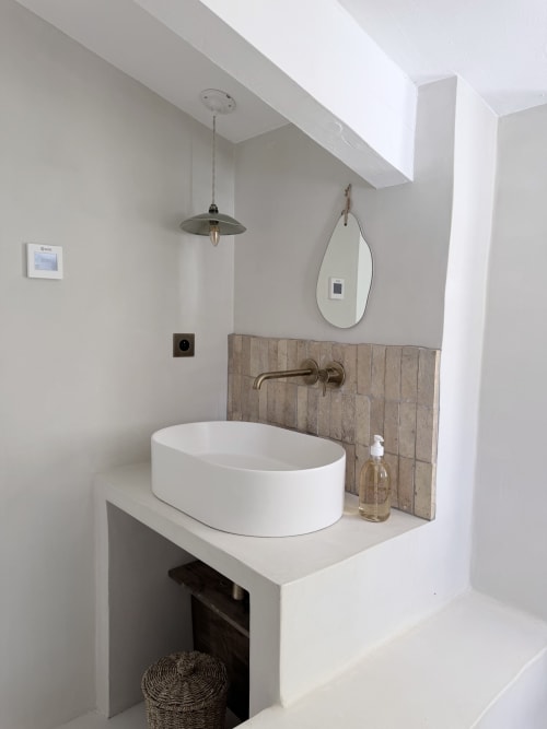 Lavabo vasque blanc moderne avec dosseret en carrelage taupe à la villa RJD Conciergerie à Grasse, France