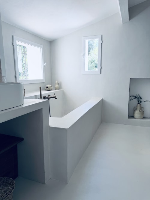 Salle de bain moderne de la villa RJD Conciergerie à Grasse, baignoire blanche, vasque, fenêtres vue montagne, style minimaliste