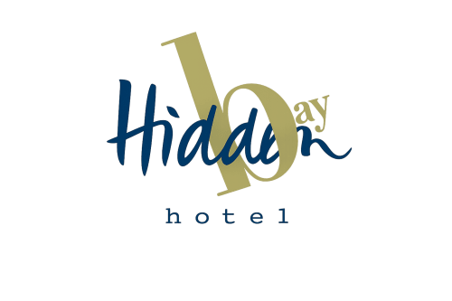 Logo de l'hôtel Hidden Bay avec le chiffre 1 stylisé en or et texte en script bleu marine, à Cayeux-sur-Mer, France