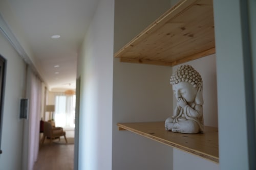 Estátua de Buda em prateleira de madeira no Apartamento Terra Clara Atlantic, Esposende