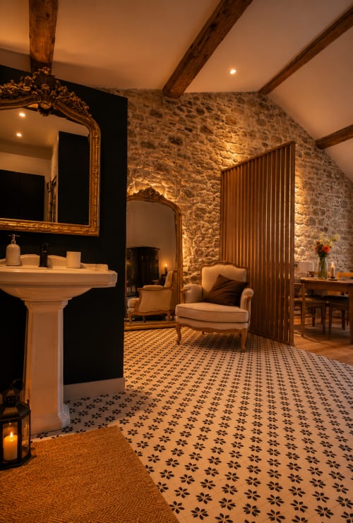Suite Gîte Sunan à la Bastide la Mourelette à Toulon avec murs en pierre, poutres apparentes et carrelage à motifs