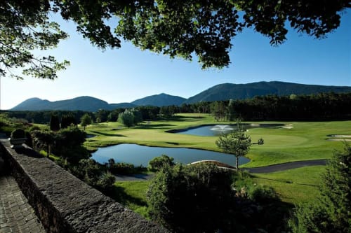 Parcours de golf aux greens entretenus, plans d'eau et vue sur les montagnes à STAYnGOLF, Cagnes-sur-Mer