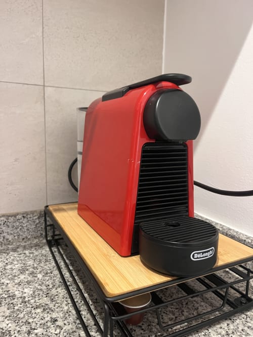 Cafetera roja DeLonghi en estante de madera en la cocina del apartamento Corralejo Sol y Sal