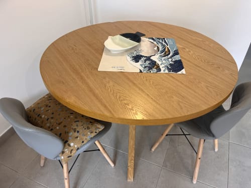 Mesa de comedor redonda de madera con sillas modernas en apartamento FTV Holidays Homes, Corralejo