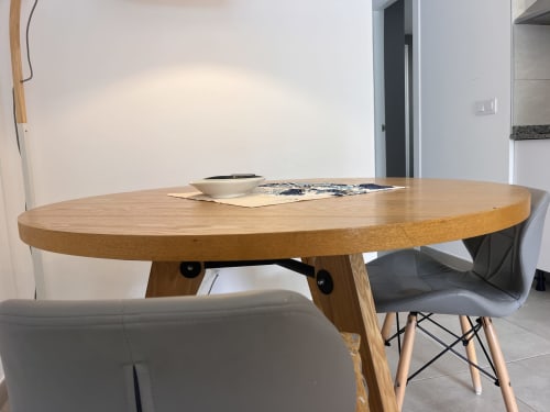 Mesa de comedor redonda de madera con sillas modernas en el apartamento Corralejo Sol y Sal de FTV Holidays Homes