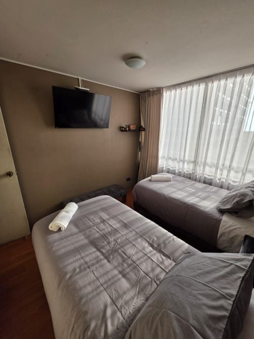 Habitación doble en hotel Your Place Spa de Antofagasta con TV, vistas al mar y comodidades modernas