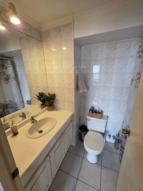 Baño moderno en Your Place Spa en Antofagasta con doble lavamanos, inodoro y cabina de ducha