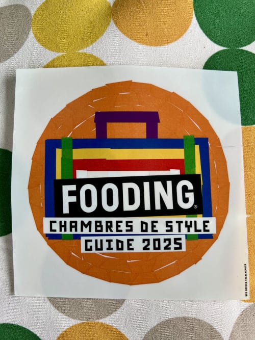 Couverture du Guide Chambres de Style Fooding 2025 avec une valise colorée pour La Maison d'Ambronay, Ambronay France