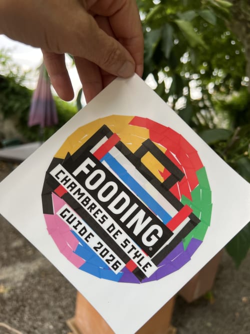 Autocollant du guide Fooding Chambres d'hôte 2026 présenté en extérieur à La Maison d'Ambronay, Ambronay
