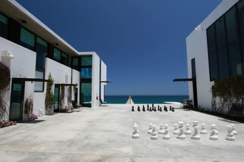 Patio frente al mar de Vidasoul con edificios blancos modernos, vista al océano y juego de ajedrez gigante en La Vinorama, México