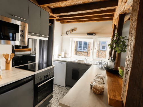 Cuisine moderne de l'appartement cosy au Systeo BnB, Châtillon-sur-Chalaronne, avec poutres apparentes, électroménagers inox