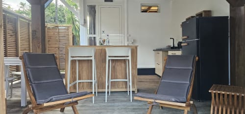 Intérieur moderne du bungalow Habitation Villa Les Cassias avec salon, bar, cuisine et vue sur la piscine à Petit