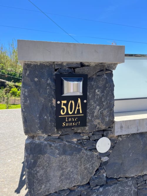 Placa da residência nº 50A da villa de luxo BHF Residences Luxe Sunset em Arco da Calheta, Portugal