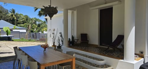 Terrasse couverte avec table à manger à Habitation Villa Les Cassias, Petit-Bourg, surplombant la piscine et le jardin tropical