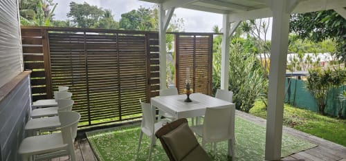 Zone de restauration couverte avec vue sur la piscine à Habitation Villa Les Cassias, mobilier blanc et ambiance tropicale
