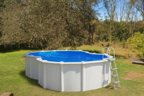 Piscina elevada con cobertor azul en exuberante jardín de la villa Eva & Travel, Prades