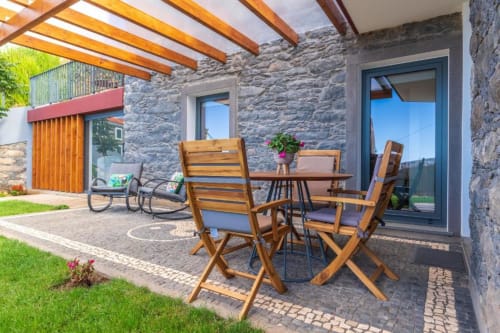 Terraço exterior com mesa de refeições ao ar livre