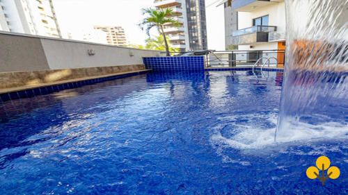 Piscina aquecida do apartamento hotel Wellington Rodovalho em Goiânia com vista do horizonte da cidade