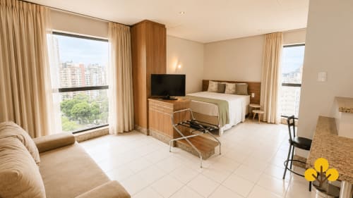 Apartamento moderno em Wellington Rodovalho em Goiânia com vista da cidade, detalhes em madeira e móveis completos