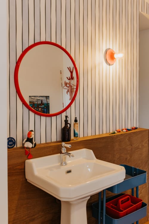 Salle de bain moderne de la Chambre Hamecon aux écuries du bout du monde, Landunvez, avec miroir rouge et décoration côtière