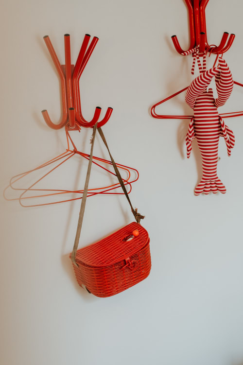Porte-manteau rouge fantaisiste et décoration de calmar rayé dans la Chambre Hameçon aux écuries du bout du monde, Landunvez