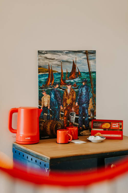 Bouilloire rouge et œuvres maritimes dans la chambre Hameçon aux Écuries du bout du monde, Landunvez