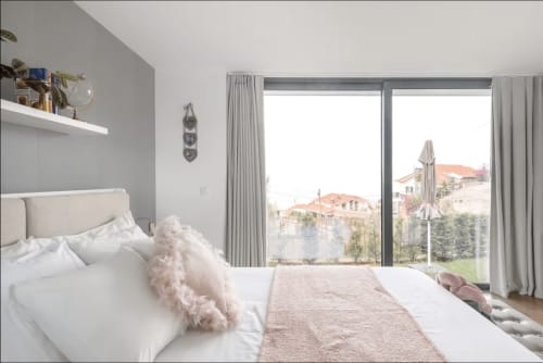 Quarto com cama de casal e luz natural