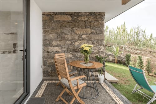 Zona de refeições exterior com vista para o jardim