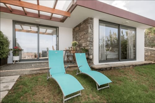 Jardim da BHF Residences Lotus com espreguiçadeiras