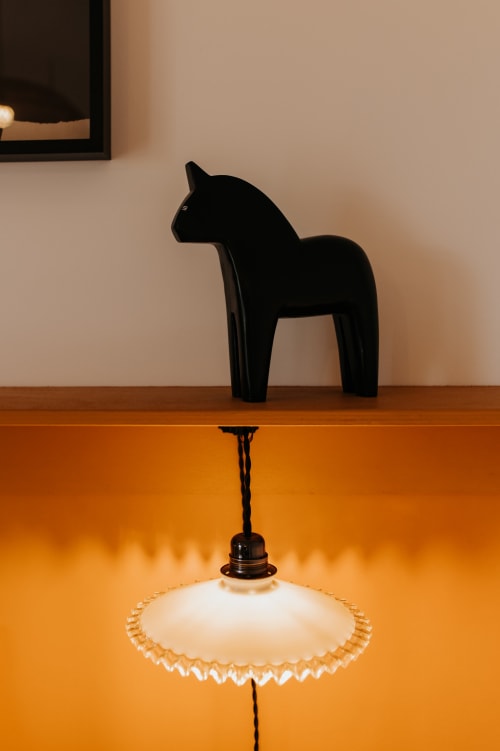 Figurine de cheval noir sur lampadaire à abat-jour plissé dans la Chambre Pompon aux Écuries du bout du monde, Landunvez