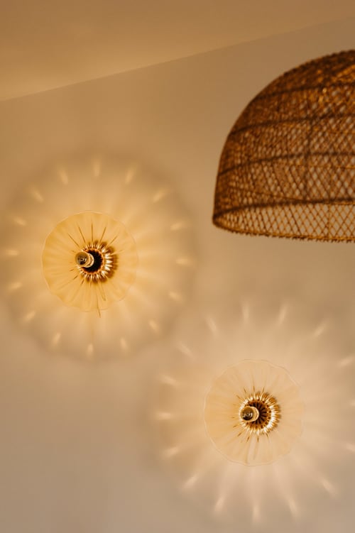 Luminaires dorés créant une douce ambiance chaleureuse dans la chambre Aileron aux écuries du bout du monde, Landunvez