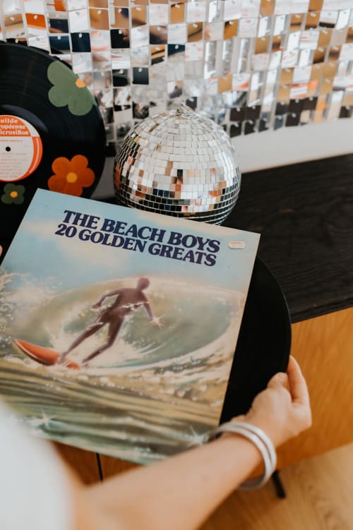 Disque vinyle des Beach Boys et boule à facettes dans la chambre Aileron aux écuries du bout du monde, Landunvez