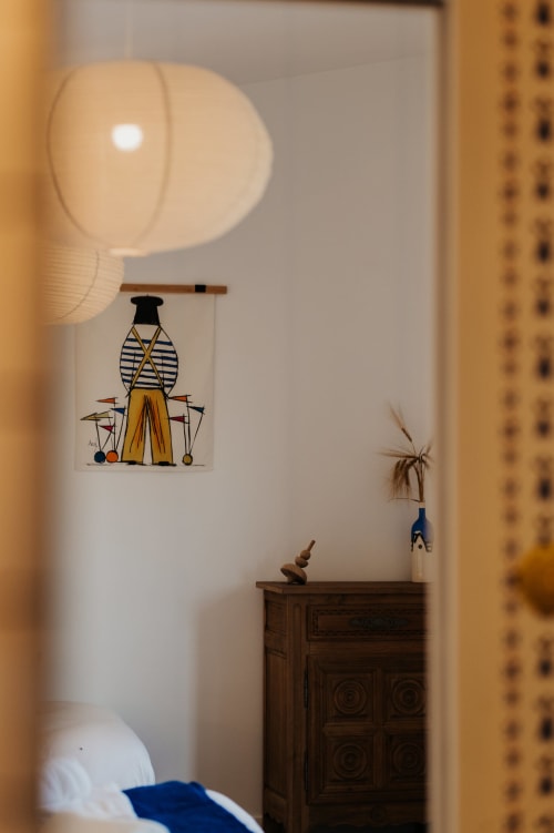 Décoration bretonne avec illustrations de l'art populaire et mobilier en bois aux écuries du bout du monde, Landunvez