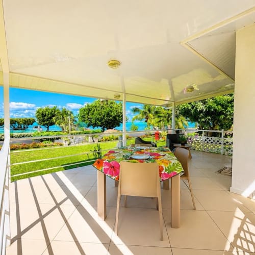 Salle à manger de villa tropicale avec vue sur l'océan, Maatea Lodge Polynésie
