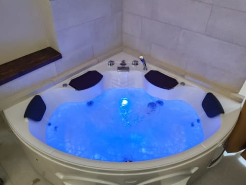 Vasca idromassaggio angolare di lusso con illuminazione blu presso Sicily Confort Maison, Linguaglossa