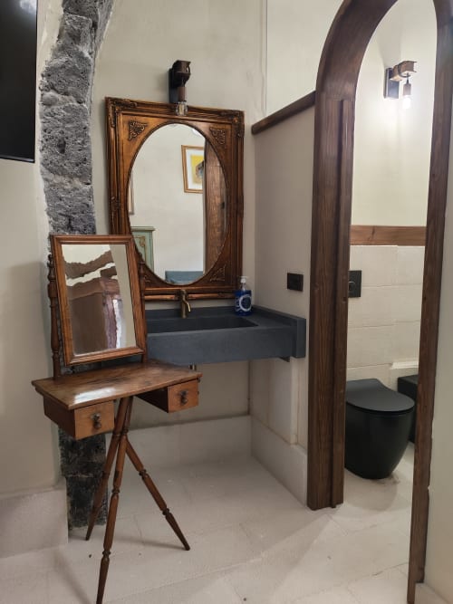 Lavabo del bagno con specchio cornice in legno e mobili d'epoca nell'appartamento Sicily Confort Maison