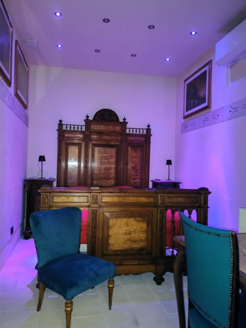 Monolocale Queen Deluxe a Sicily Confort Maison con scrivania antica, sedie turchesi e illuminazione ambientale viola