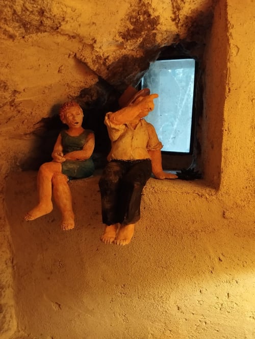 Deux figurines en terre cuite posées dans une chambre aux tons naturels au Domaine De Maleval, une maison d'hôtes française au charme rustique et