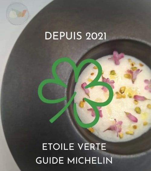 La Maison d'Ambronay, lauréate du Guide Vert Michelin 2021, dessert crémeux aux pétales de fleurs et pistaches