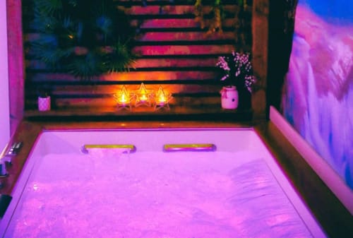 Suite Magnolia presso The Flower Garden B&B: vasca idromassaggio lussuosa con illuminazione neon e stelle decorative