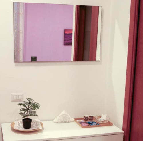 Camera Lavanda presso The Flower Garden B&B con TV a parete, arredamento in tonalità rosa, pianta in vaso e vassoio di benvenuto