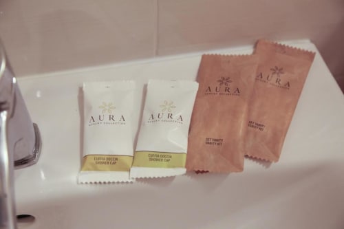 Set di amenities Aura Luxury Collection con cuffia da doccia e kit cortesia presso The Flower Garden hotel a Castellammare di Stabia