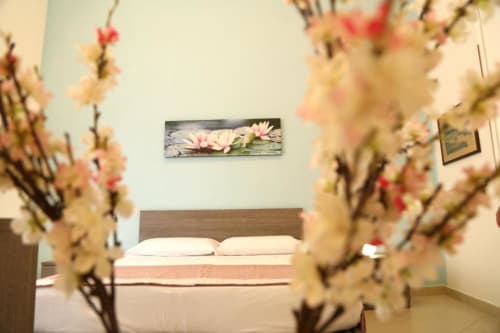 Camera Triple Ortensia al The Flower Garden B&B di Castellammare di Stabia, con letto e artwork ninfee sopra