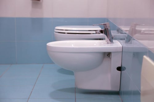 Moderno lavabo bianco con rubinetto cromato nella Flower Garden B&B, Castellammare di Stabia