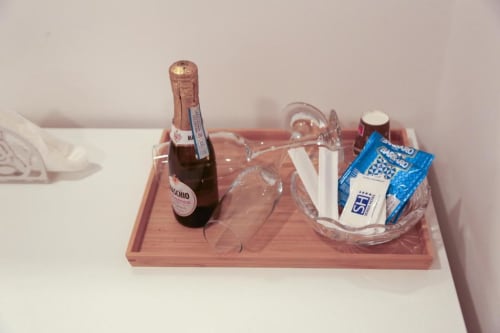 Vassoio di benvenuto con bottiglia di Prosecco, bicchieri e stuzzichini presso The Flower Garden B&B a Castellammare di Stabia