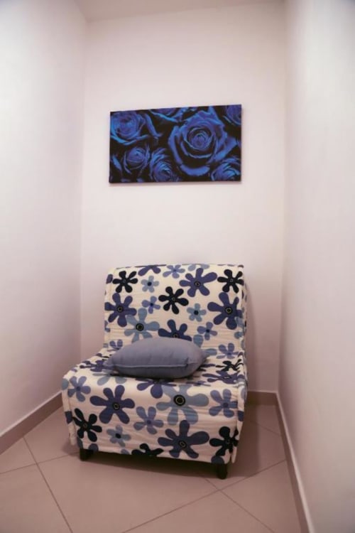 Accogliente angolo lettura nella Tripla Ortensia di The Flower Garden B&B, Castellammare di Stabia, con motivi floreali