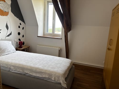 Chambre Charlemagne à l'Ô 3 Cyprès de Précy, gîte à Neuvy Grandchamp, avec lit blanc et vue sur jardin