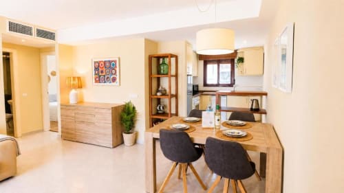Moderno apartamento en Aloha Calpe con comedor, cocina y sala amarilla con vistas al mar