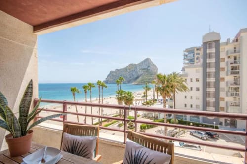 Vista desde el balcón de Aloha Apartment: playa de Calpe, Peñyal d'Ifach, palmeras y Mar Mediterráneo